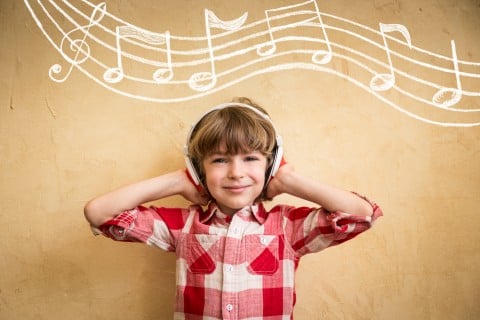 少年 音楽 リスニング ヘッドホン 音符