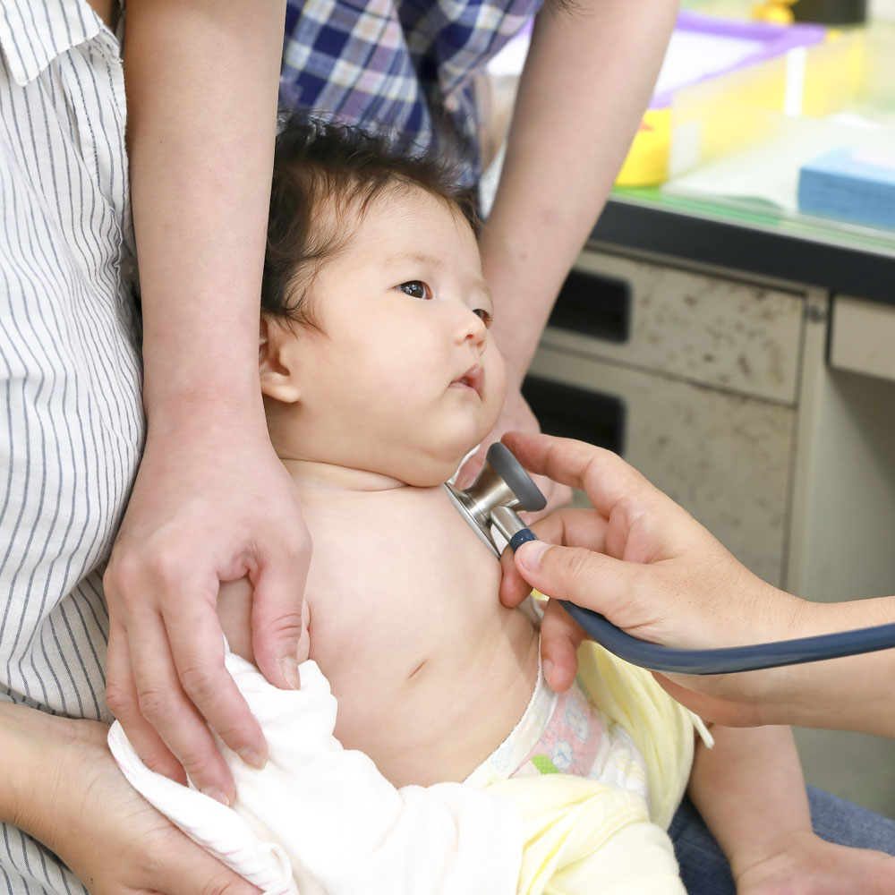 赤ちゃんが吐く 吐き戻しの原因や対処法は こそだてハック