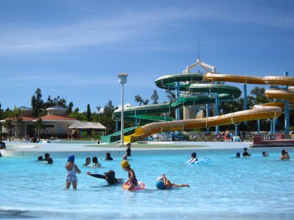 沖縄県で人気のプール7選 子供が好きなウォータースライダーも こそだてハック