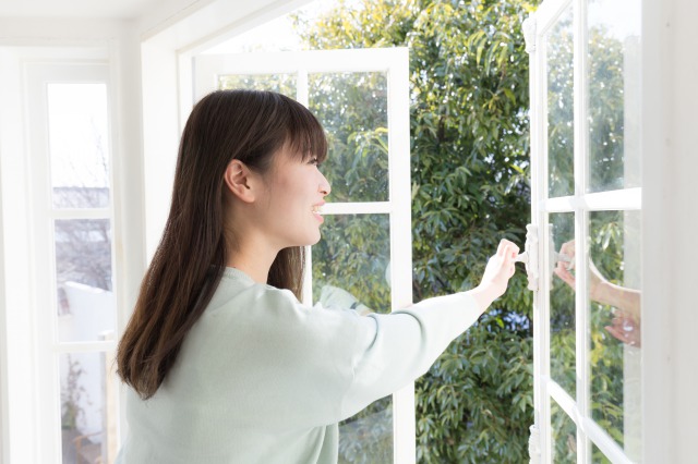 赤ちゃんがいる部屋は夏も換気を！効率的な方法は？エアコンつけっぱなしがいい？