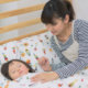 アイキャッチ使用　看病　親子　寝る子ども