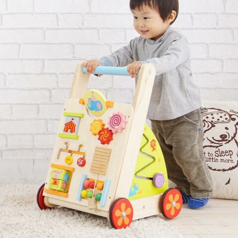 1歳おめでとう！男の子に贈りたいおすすめプレゼント＆飾りつけ10選 - こそだてハック