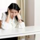 女性　悩み　悩む　考える
