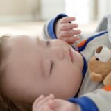 赤ちゃん　寝る　日本人（アイキャッチ）