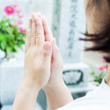 お墓参り　女性