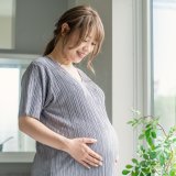 妊婦　お腹　手