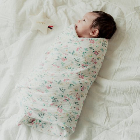 要出典 baby おしらせ ハルウララ  サマーギフト2点セット（ガーゼおくるみ・星型ラトル）