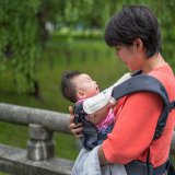 抱っこ紐　赤ちゃん　ママ　公園　よだれカバー