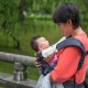 抱っこ紐　赤ちゃん　ママ　公園　よだれカバー