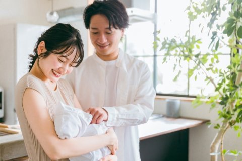 夫婦　笑顔　赤ちゃん