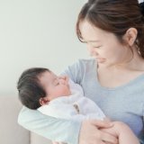 森永　記事広告（使用中）赤ちゃん　ママ　抱っこ修正済み