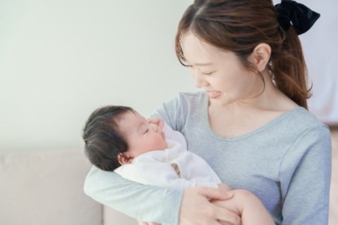 赤ちゃん　ママ　抱っこ　修正済み