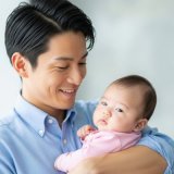 パパ 笑顔 赤ちゃん 抱っこ アイキャッチ
