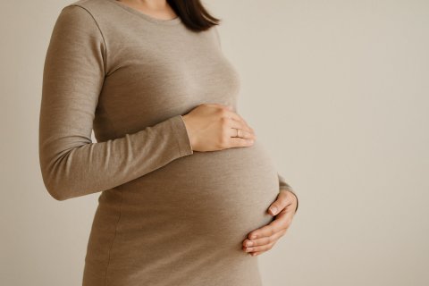 【AI生成】妊婦　お腹　左向き　冬