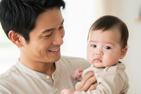 パパ　赤ちゃん　抱っこ　笑顔
