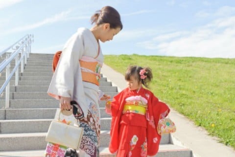 七五三　女の子　着物　屋外