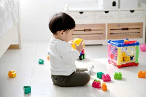 子ども　男の子　遊ぶ　ブロック　おもちゃ　室内