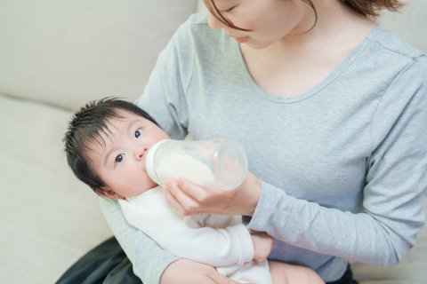ミルク　授乳　ママ　赤ちゃん