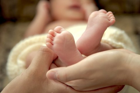 赤ちゃん　パパ　ママ　ニューボーンフォト