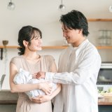 夫婦　赤ちゃん　抱っこ