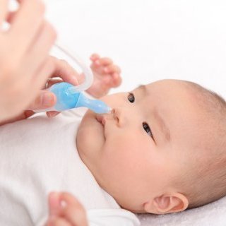赤ちゃんの咳や鼻水…病院に行くべき？受診の目安と家でできる対処法まとめ