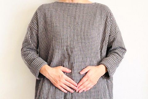 女性　ママ　お腹　腹痛　お通じ　便秘