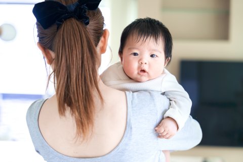 新生児　抱っこ　ママ