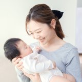 ママ　赤ちゃん　新生児　抱っこ