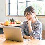 （正方形）ノートPC　パソコン　女性　セミナー