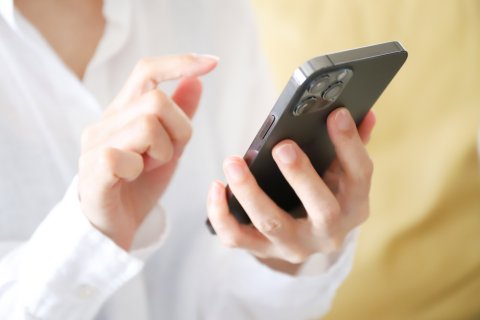 スマホ　調べる　女性