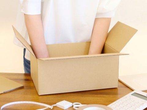 引っ越し　ダンボール　詰める　女性