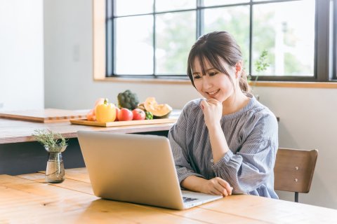 （正方形）ノートPC　パソコン　女性　セミナー