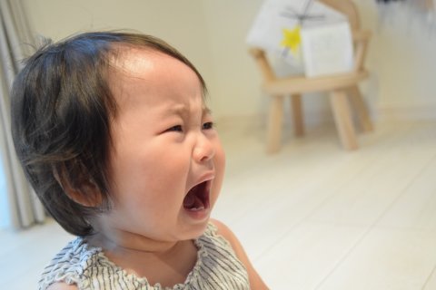 子ども　赤ちゃん　泣く　ぐずる　女の子　イヤイヤ期