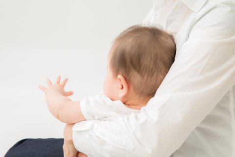 赤ちゃん　抱っこ　ママ　0歳