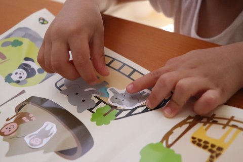お知らせ baby 雨の日 室内遊び シール貼り シールブック
