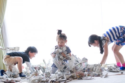 お知らせ baby 雨の日 室内遊び 新聞紙遊び