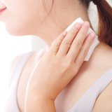 汗　ニオイ　夏　暑さ　湿気　女性　タオル