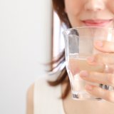 水分補給　水　脱水　女性　隠れ脱水