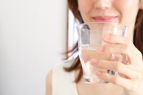 水分補給　水　脱水　女性　隠れ脱水