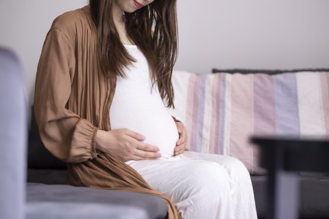 妊婦　妊娠中　女性　お腹