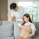 夫婦　妊婦さん　パパ　お茶　水分