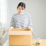 段ボール　ネット通販　宅配　女性
