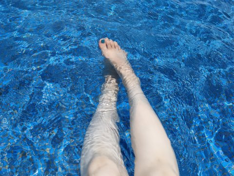 プール　足　夏　レジャー　水