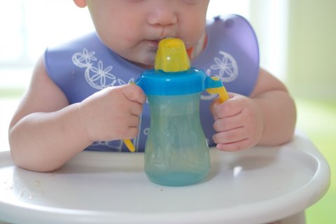 ストローマグ　赤ちゃん　夏　水分補給